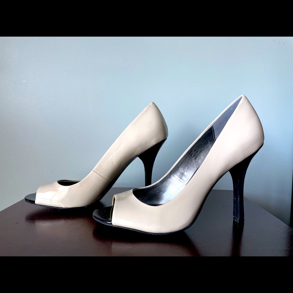 CALVIN KLEIN Patent Leather Peep Toe Pumps Sz 9